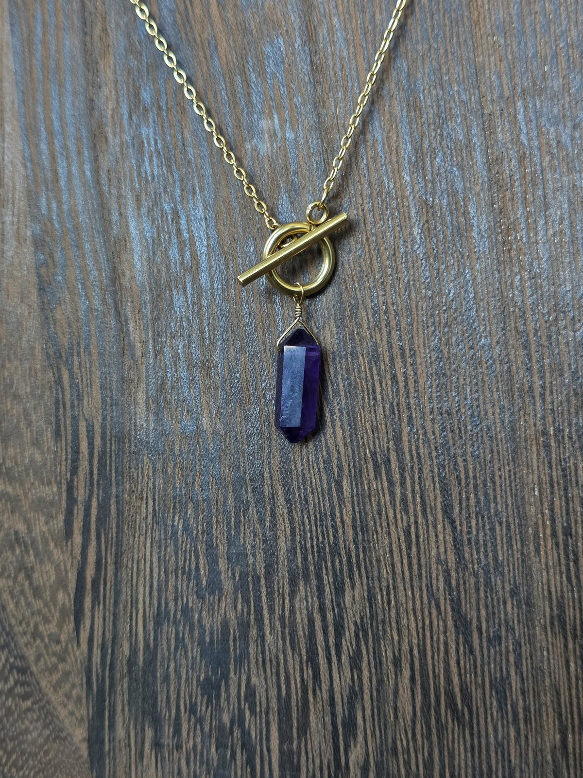 Amethyst pendulum necklace on gold stainless steel, detail